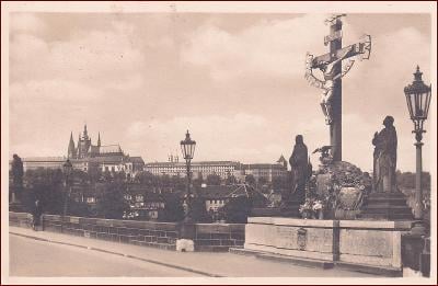 Praha (Prag) * Karlův most, kříž, socha, pohled na část města * M096
