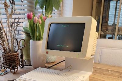 Apple IIc první přenosný počítač 1984 - 1985 FDD Monitor - White Snow