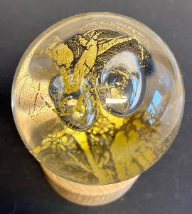 Křišťálová koule zdobená 24 karátovým zlatem. Autorské dílo