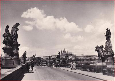 Praha (město) * Karlův most, Hradčany, socha, sousoší, lidé * V393