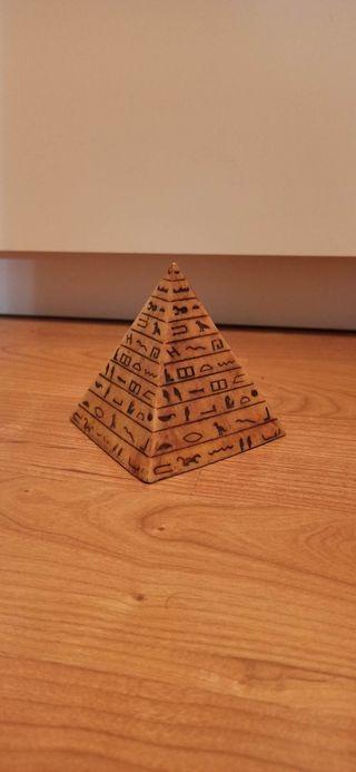 Pyramída - dekorácia - Starožitnosti a umenie