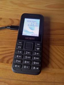 Tlačidlový mobilný telefón Alcatel 1066G Vrátane nabíjačky