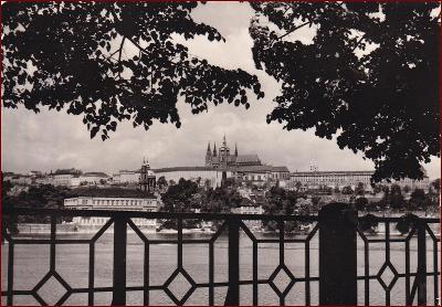 Praha (město) * Hradčany, nábřeží, pohled na část města * V646