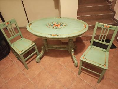 starý malovaný kávový stůl