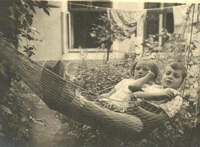 Fotografie děti v houpací síti r.1934