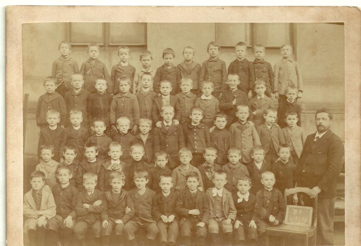 Kabinetka školní třída chlapců, r. 1898 - Starožitnosti a umenie