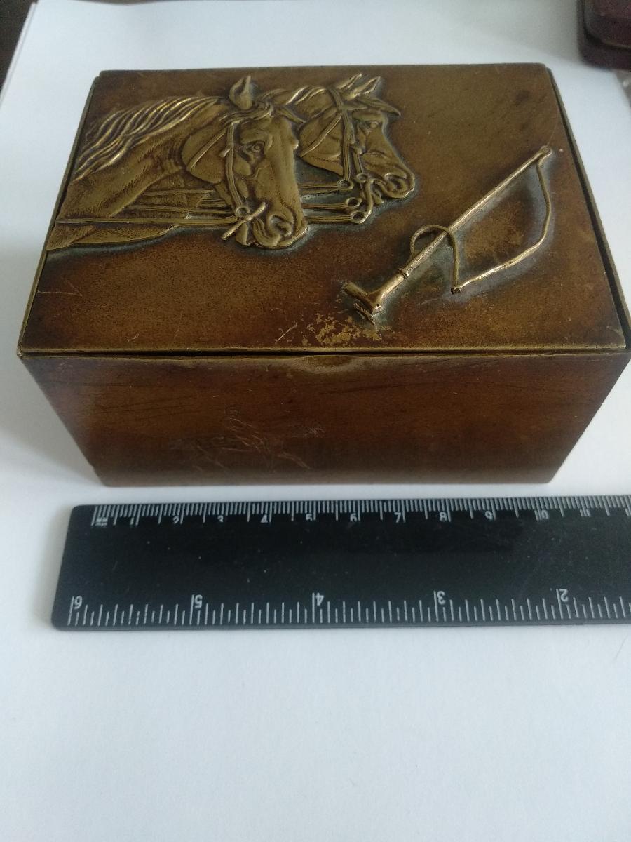 Starožitná Krabička s motívom koní, bronz, drevo - Streľba a poľovníctvo