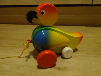 Stará drevená jazdiaca hračka Papagáj zvuková hračka ČSSR
