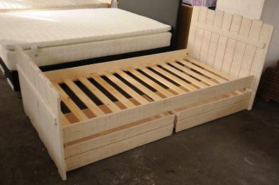 Dřevěná postel s roštem (11857)