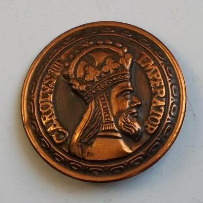 pěkná kovová medaile / brož s Císařem Karlem IV.  zezadu zapínání