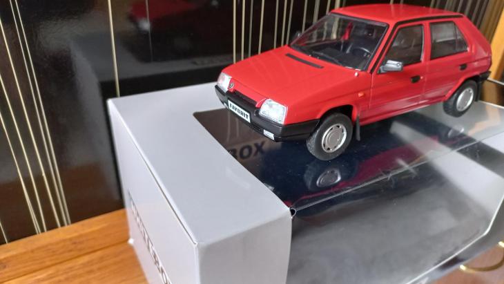 Červená Škoda Favorit WhiteBox 1:24 - Modely automobilů