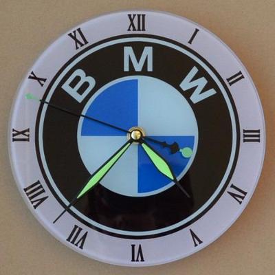 Skleněné hodiny BMW