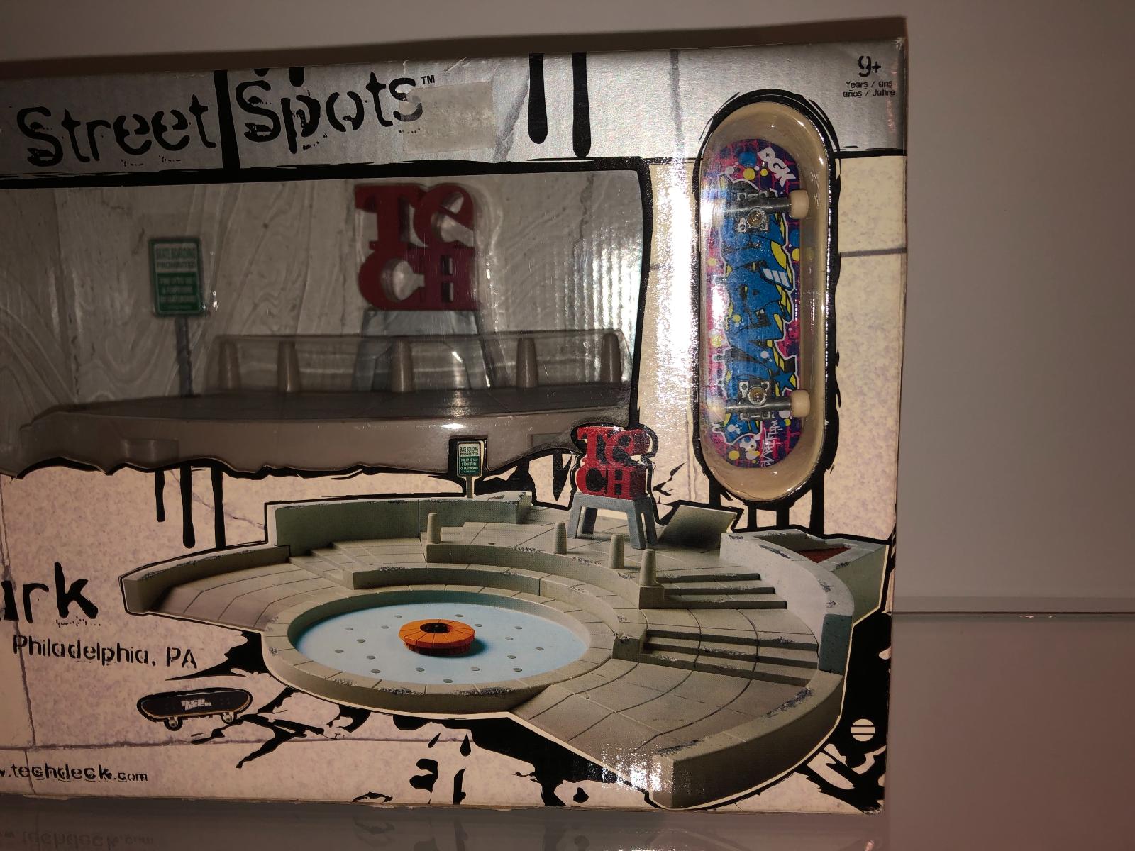 RARE! NOB Tech Deck Street Tour LOVE PARK Philly Fingerboard Skate Park Set  1:18