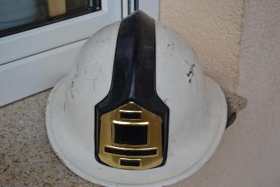Hasičská helma z období ČSSR