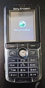 Sony Ericsson K750i s nabíječkou, sluchátky, manuálem a CD, funkční 