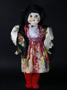 Starožitná porcelánová panenka v chodském kroji, černý čepec