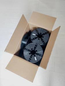 Škatuľa plná prázdnych kolík od filamentov 13ks