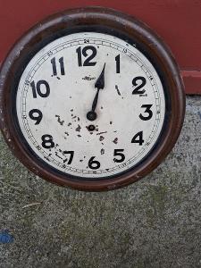 Staré nástěné hodiny 