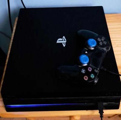 Playstation 4 PRO + 5 her