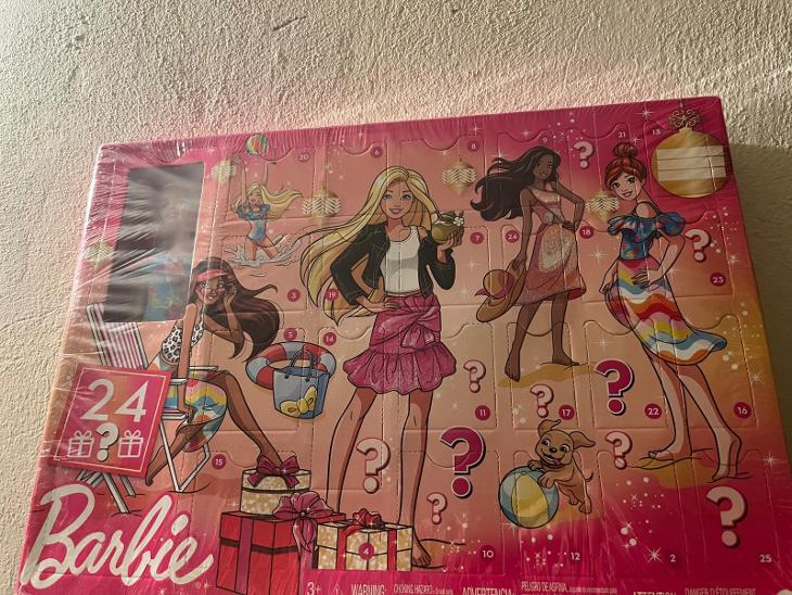 Barbie adventni kalendar s panenkoj a doplnakama Aukro