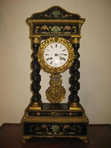Staré sloupkové hodiny zdobené bronzem