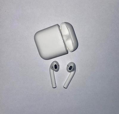 Apple AirPods s nabíjecím pouzdrem