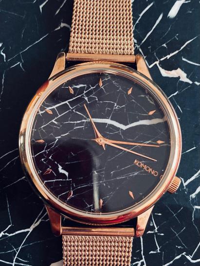 KOMONO minimalistické dámské zlaté hodinky | Aukro