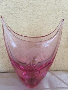 Miska z růžového skla s vybroušenou volavkou