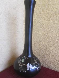 Černá váza vykládaná perletí