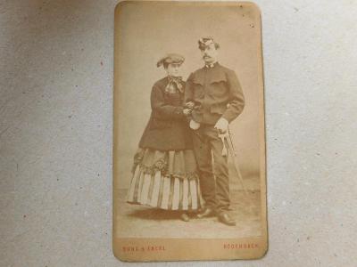 Fotografie kabinetní manželé 1869 ateliér Podmokly-Bodenbach Dung & Eb