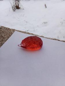 skleněný ježek sklárna Desná rosalínové sklo