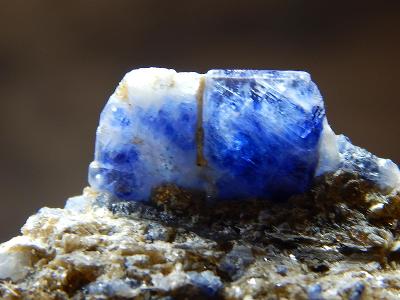 Safír - bicolor krystaly v matrixu, Afghánistán 