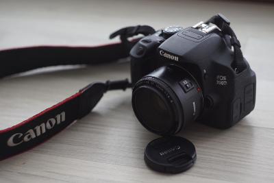 Digitální zrcadlovka Canon 700D + objektiv 50mm 1.8 