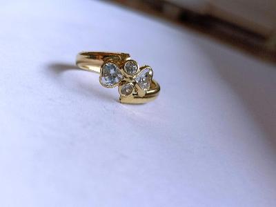 Pěkný 14K zlatý prsten s broušenými bílými sklíčky
