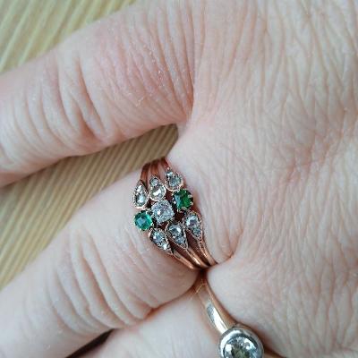 Starožitný zlatý prsten se smaragdy a diamanty