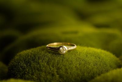 Zlatý starožitný prsten, bílý kámen, 1,57g, vel. 53