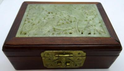 starožitná kazeta na hrací karty s reliefem z jadeitu