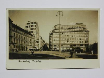Liberec - Reichenberg - partie náměstí Tuchplatz - lidé - roku 1936