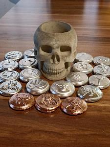 Měděné , zinkové , hliníkové mince , lebka