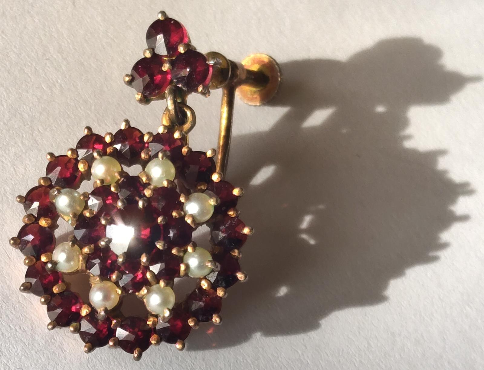 Starý Granátový stříbrný šperk - Ušní spona s bílými korálky - Šperky