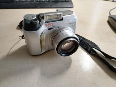 digitální fotoaparát Olympus s koženým pouzdrem - plně funkční