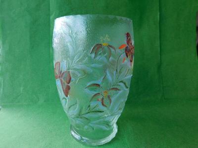 Váza z čirého skla s vyleptanými rostlinnými vzory květů a motýlů výšk