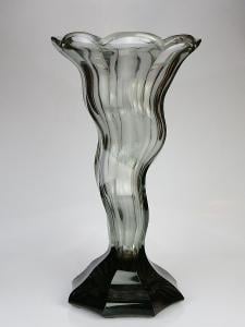 Váza z kouřového skla