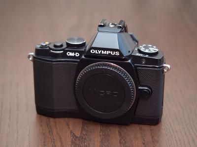 Fotoaparát Olympus E-M5 s příslušenstvím a krabicí
