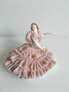 Tanečnice s krajkovými šaty - porcelánová soška (Volkstedt Rudolstadt)