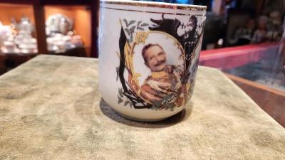 Starý porcelánový hrnek Franc Josef a Wilhelm II. - poškozen