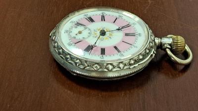 Starožitné stříbrné gravírované hodinky 