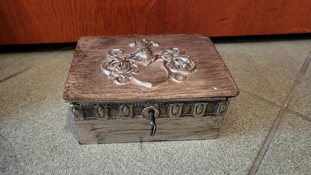 Stará plechová krabička - šperkovnica na kľúčik s erbom - Starožitnosti