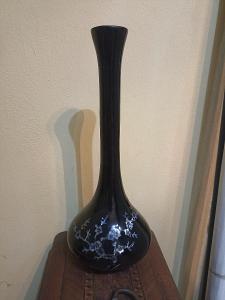Čínská černá dřevěná váza vykládaná perleťí