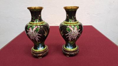 Starožitné párové vázy Cloisonne na dřevěném podstavci
